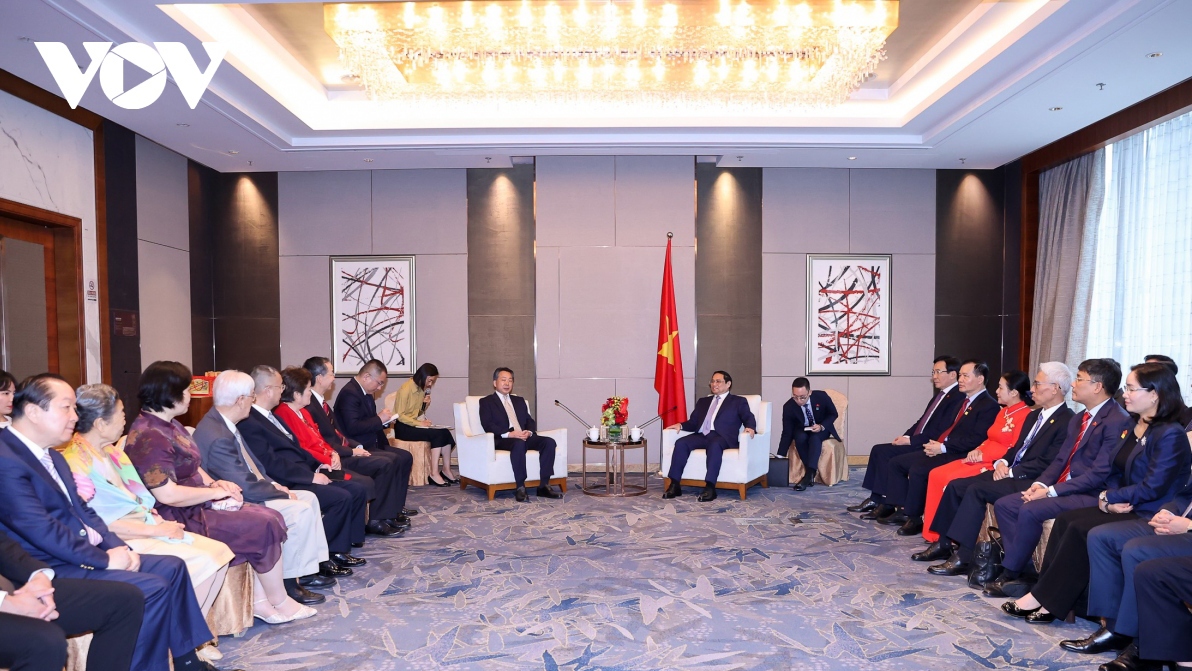 PM Chinh meets Chinese friendship scholars in Beijing